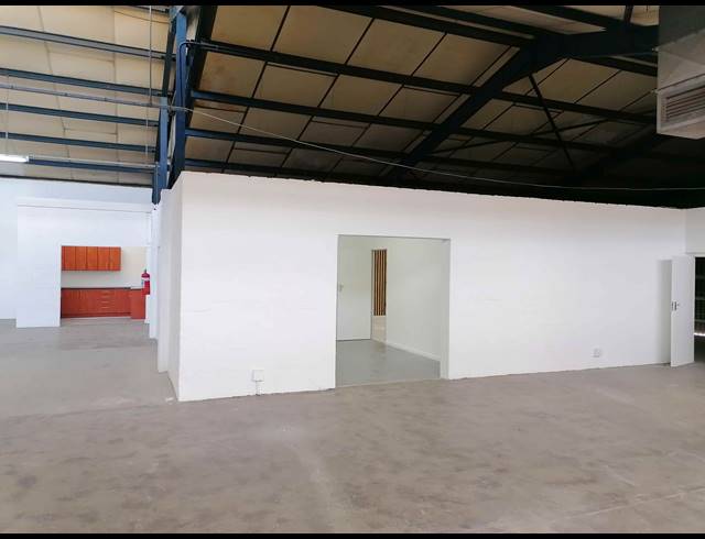 925M² WAREHOUSE TO LET IN PAROW INDUSTRIAL